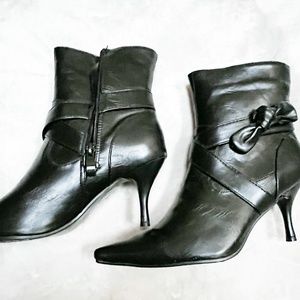 Itali Kitten Heel ankle boots NWT